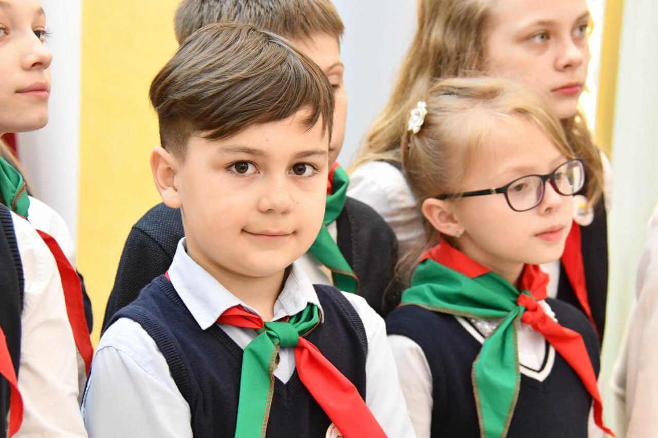 Учеников гимназии №4 Могилева приняли в ряды пионерской организации
