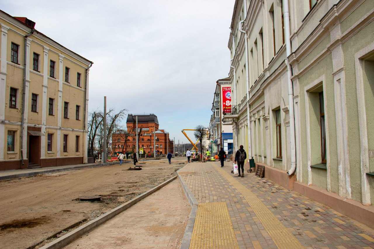 Улица Комсомольская в Могилеве месяц на ремонте