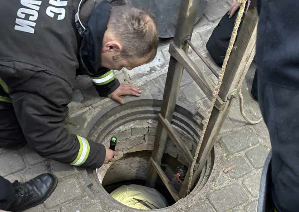 77-летнюю могилевчанку спасатели достали из технического колодца