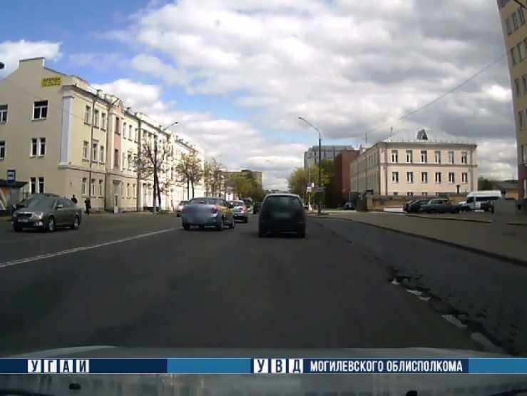 Водитель Renault создал аварийную ситуацию на улице Пионерской в Могилеве