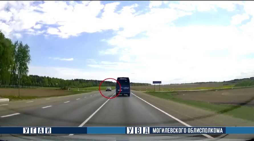 Могилевчанин создал для маршрутки аварийную ситуацию на трассе