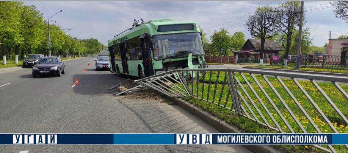 Троллейбус попал в аварию по улице Космонавтов в Могилеве: водителю стало плохо за рулем