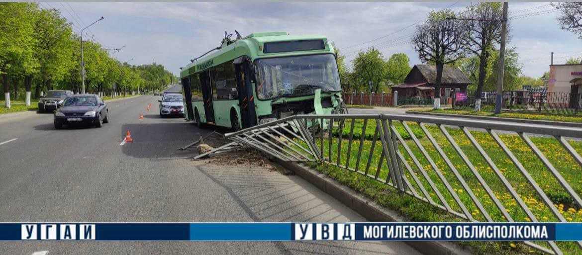 В Могилеве троллейбус попал в аварию