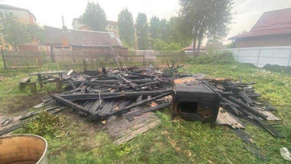 В Могилёве огонь повредил стену жилого дома и уничтожил сарай - не исключают поджог