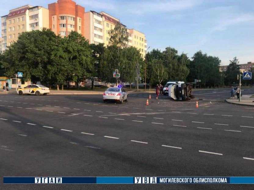Такси и микроавтобус столкнулись на перекрестке в Могилеве