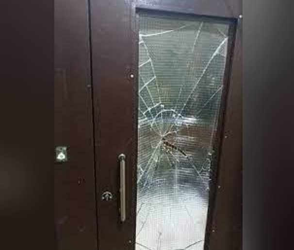 Могилевчанин разбил кирпичом входную дверь многоквартирного дома