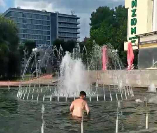 Могилевчане устроили заплыв в фонтане: почему нельзя так делать