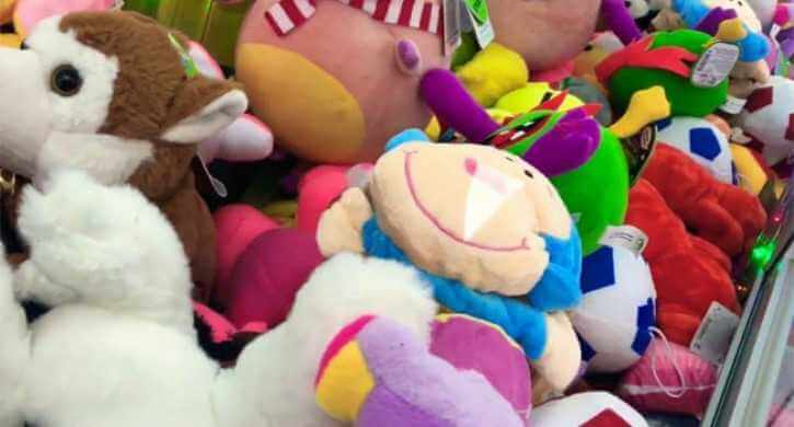 В Могилеве сотрудники ТРЦ опустошили игровой автомат с игрушками и раздарили их кассирам