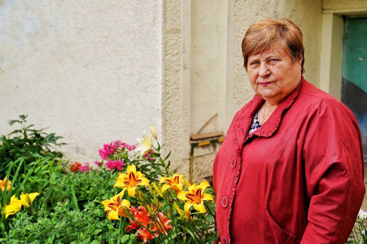 100 кустов цветов высадила пенсионерка возле подъезда дома в Могилеве