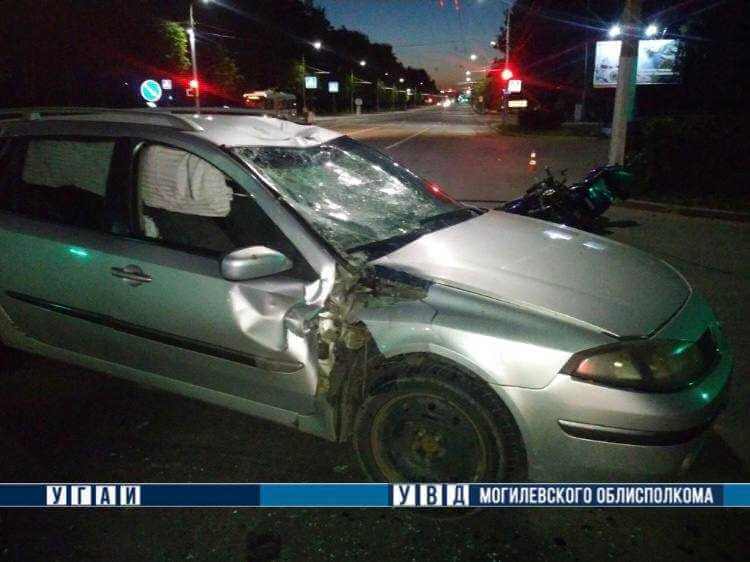 Renault не уступил дорогу мотоциклу Suzuki в Бобруйске: пострадали водитель и его пассажирка
