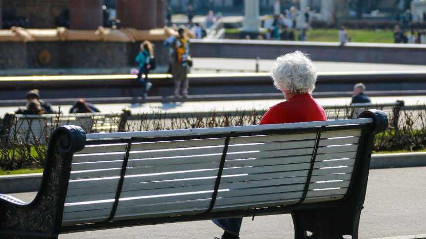 Пожилая могилевчанка попросила уступить место на скамейке о чем быстро пожалела