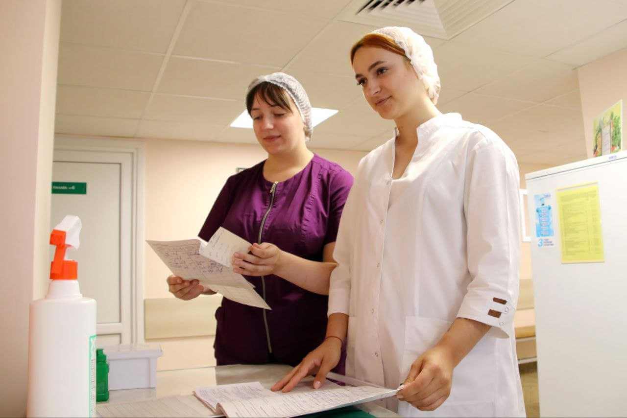В Могилевской больнице №1 трудится студотряд в белых халатах