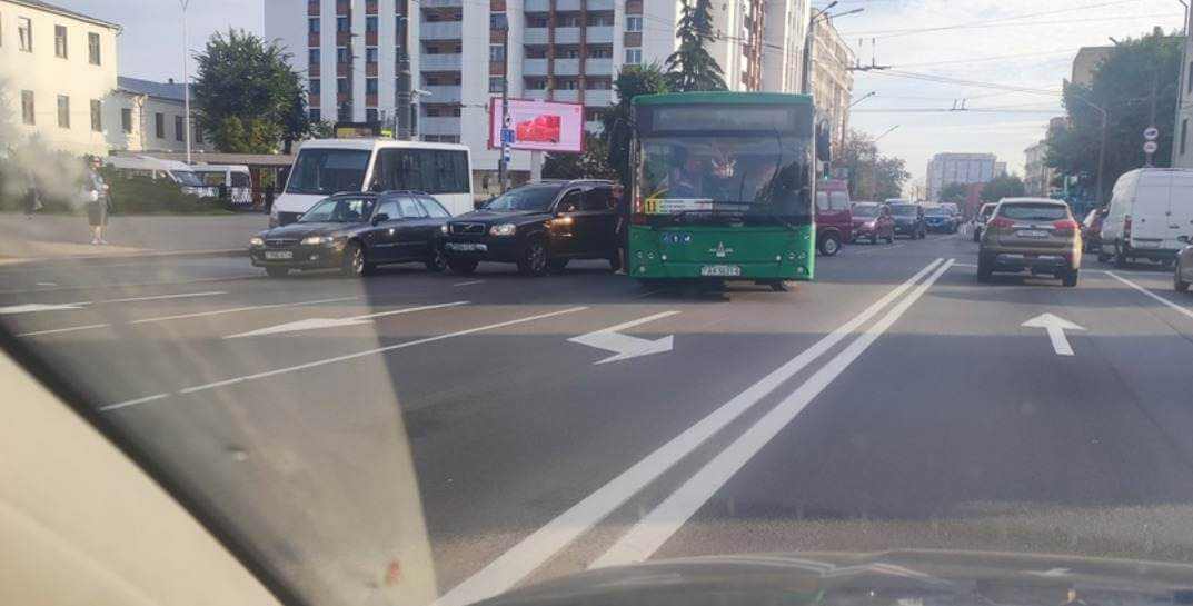 На площади Оржоникидзе в Могилеве столкнулись легковушка и автобус