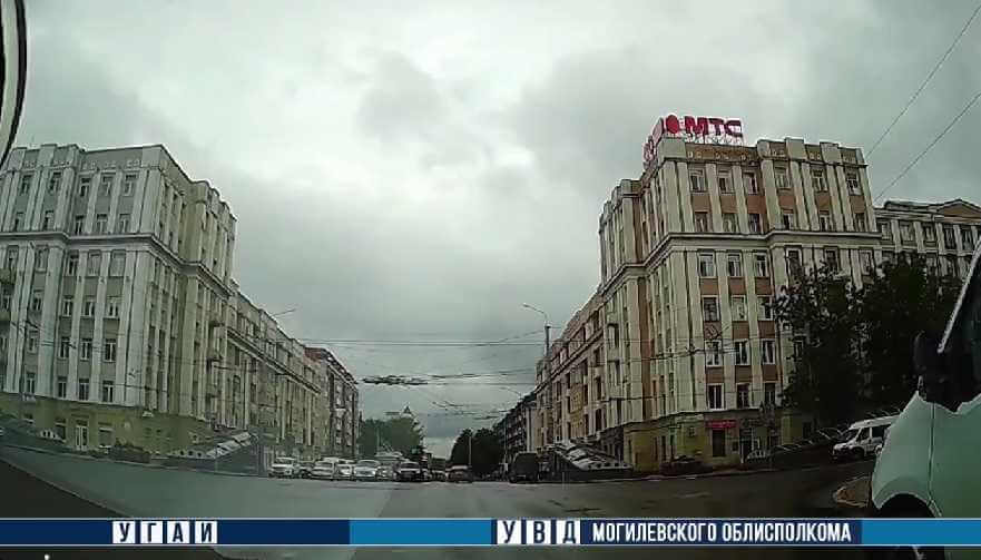 В Могилеве на проспекте Мира водитель BMW проехал на красный сигнал