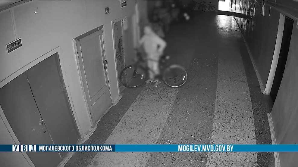 В Могилеве момент кражи велосипеда попал на видео