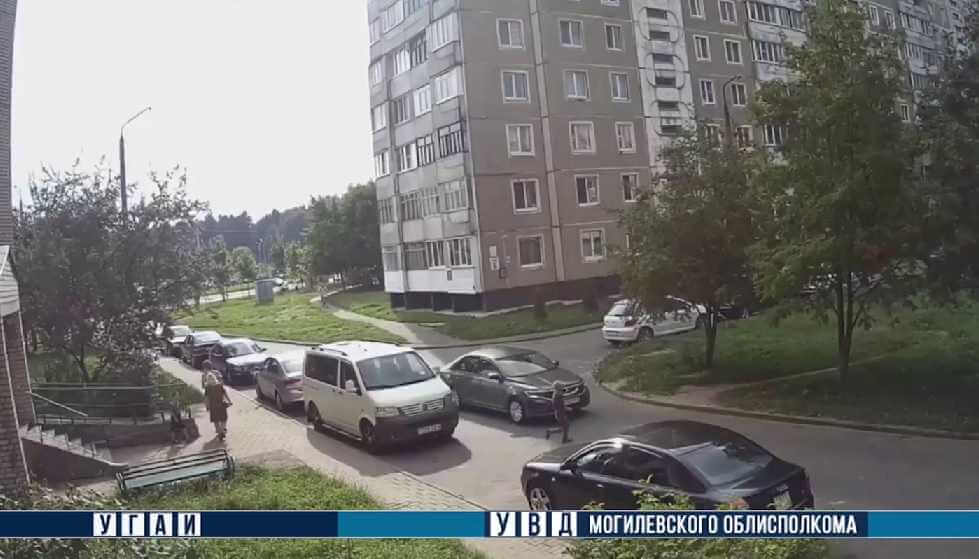 Наезд Volkswagen на 7-летнего мальчика на улице Турова в Могилеве попал на видеокамеру