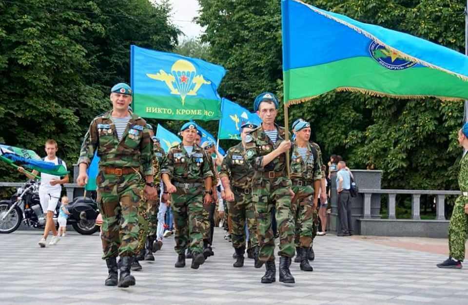 Сегодня на площади Славы в Могилеве отмечают День Воздушно-десантных войск