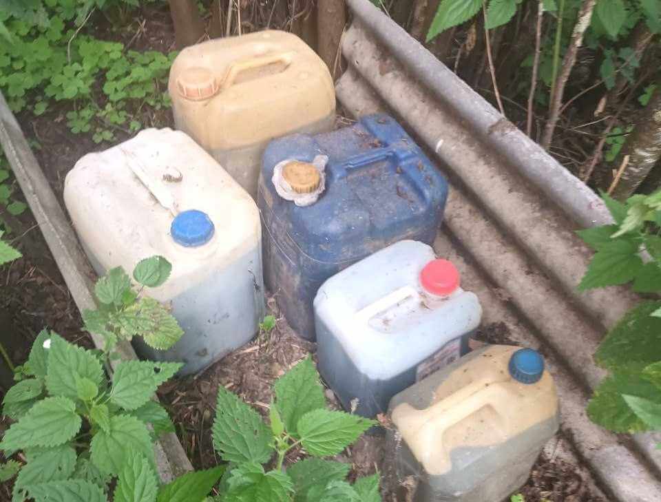 345 литров окрашенного дизтоплива и 20 литров гербицида изъято у жителя Костюковичского района