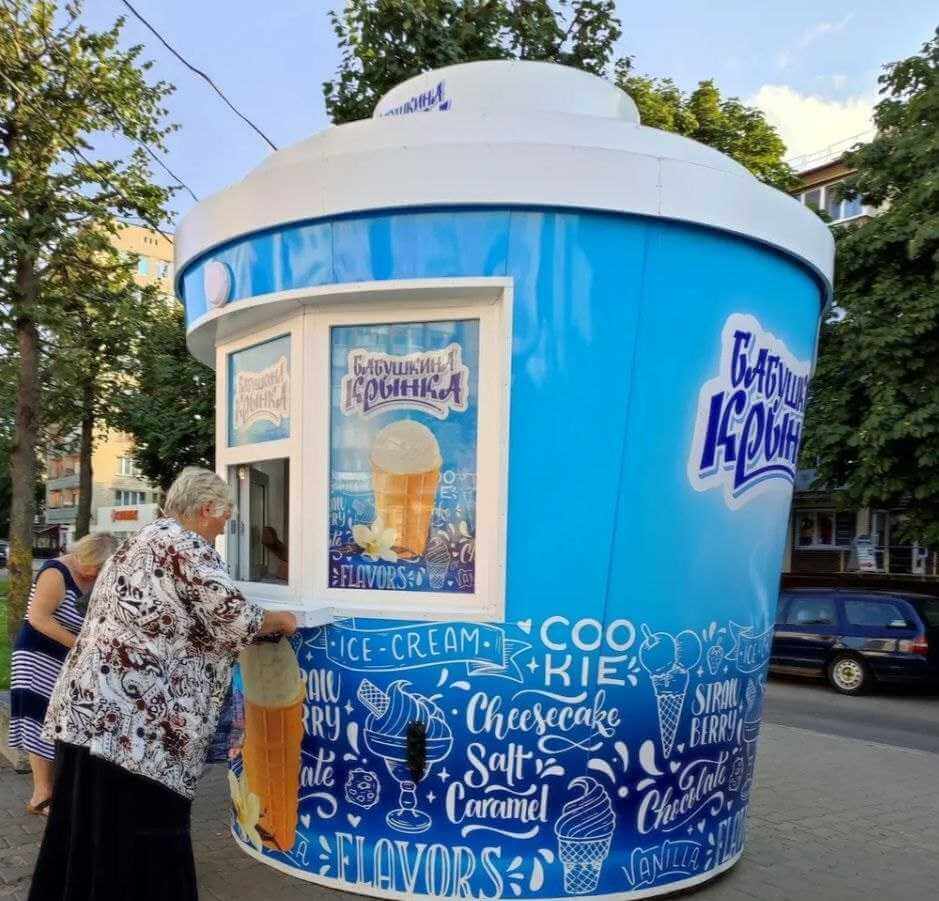 Ларек в виде стаканчика мороженого установили на остановке "Октябрьский универмаг" в Могилеве