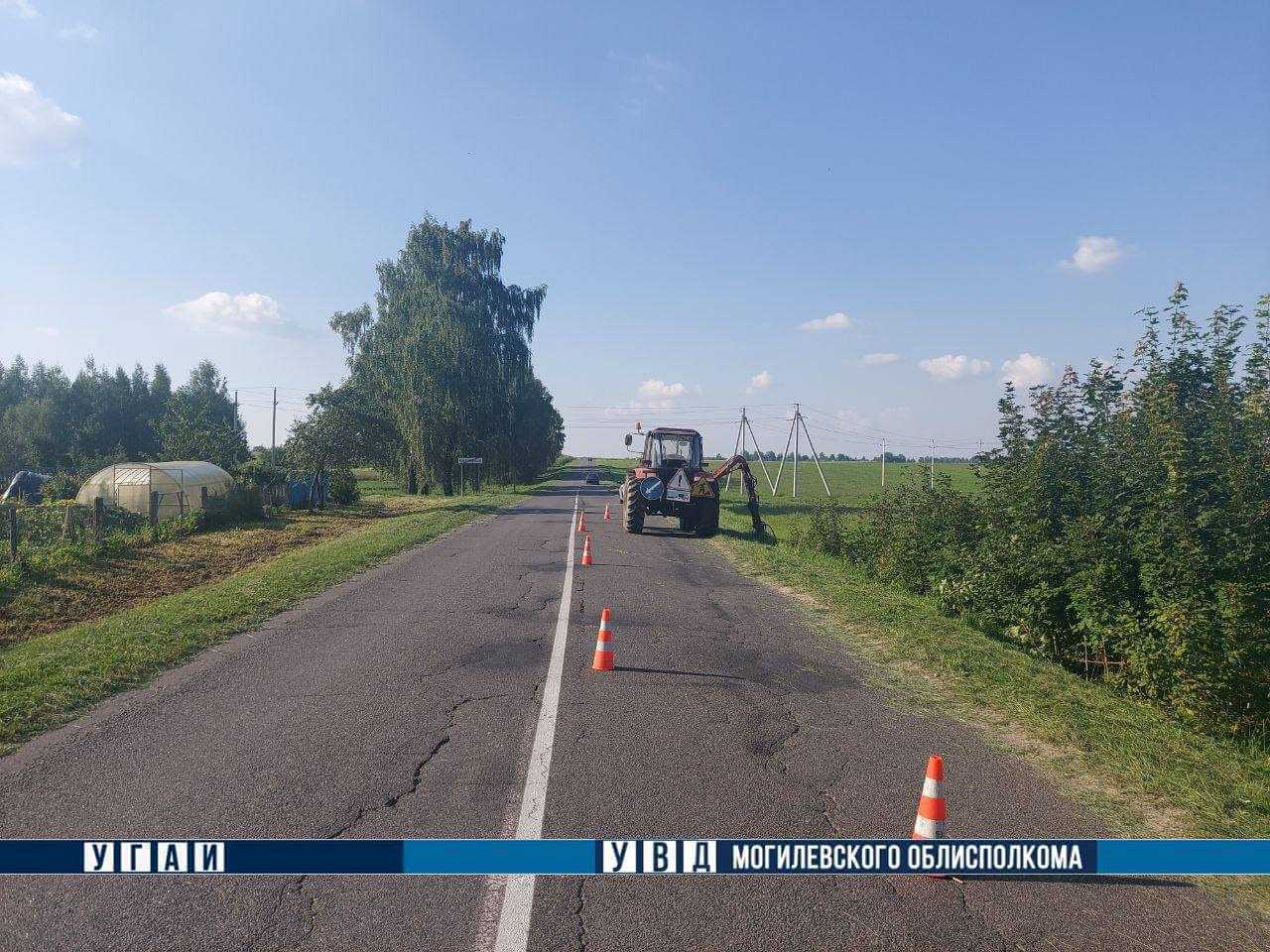В Могилевском районе трактор "Беларус-92П" зацепил нетрезвую 49-летнюю женщину, которая находилась в кювете