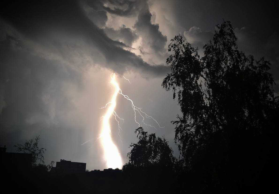Гроза в Могилеве: фото и видео красивых молний в небе над ночным городом
