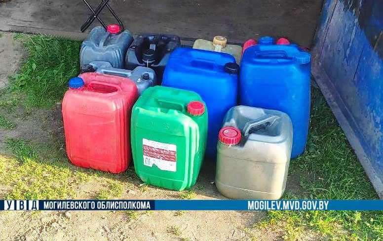 245 литров окрашенного дизтоплива хранил в гараже житель Быховского района