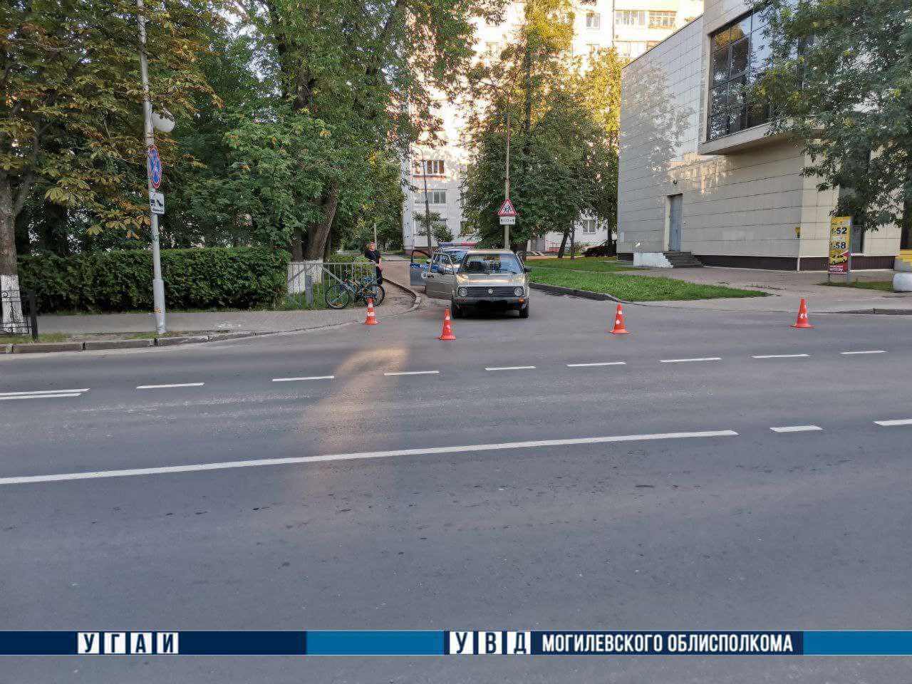 В Бобруйске при маневрах на выезде с дворовой территории не разъехались Volkswagen и несовершеннолетний велосипедист: мальчик госпитализирован с травмами