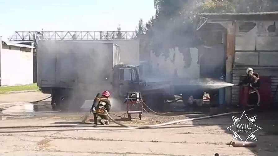 В Могилеве на улице Авиаторов горел грузовой автомобиль