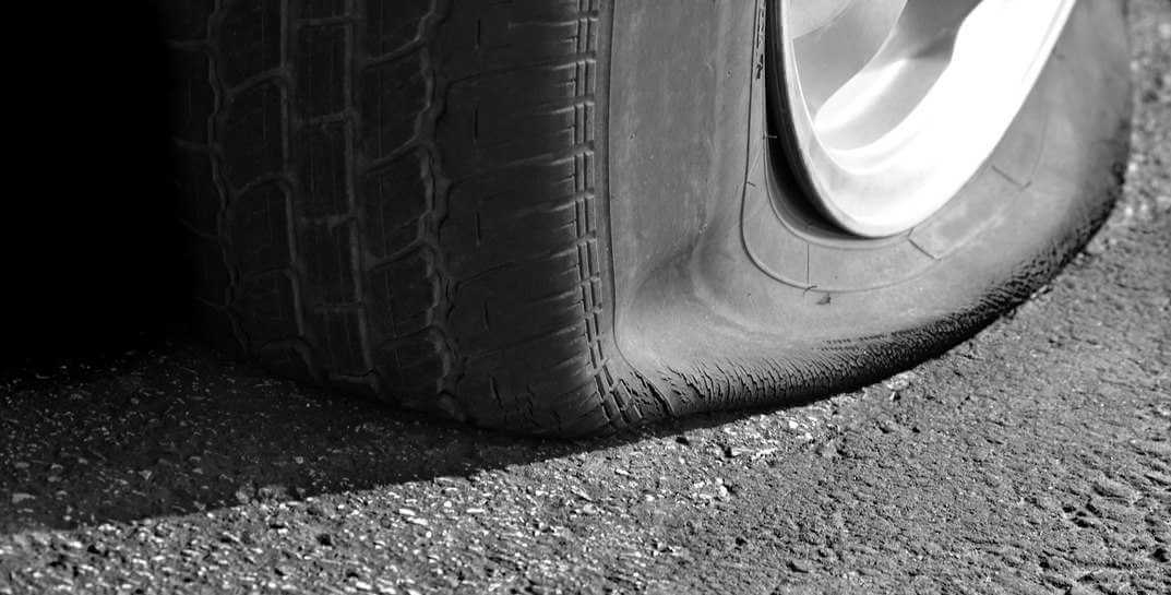 В Могилеве девушке пробили колесо автомобиля за то, что она «не там паркуется»