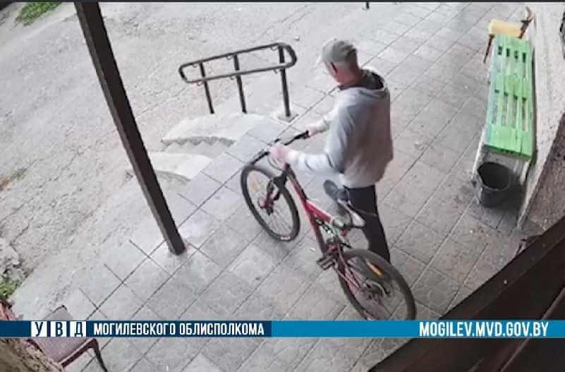 Пьяный могилевчанин похитил в подъезде велосипед подростка: момент кражи попал на видео