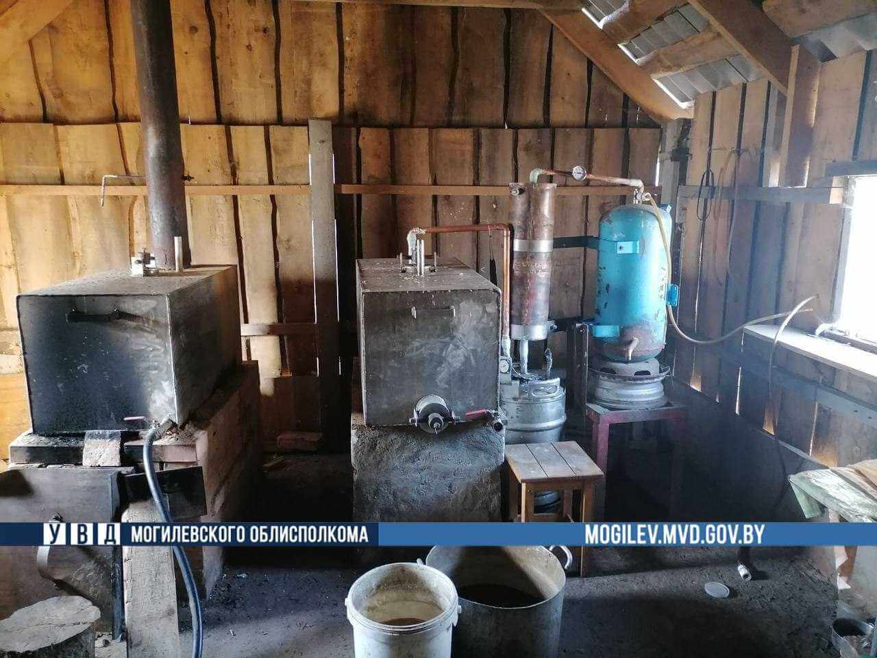 Более 2200 литров: в Бобруйские милиционеры изъяли полуфабрикаты для изготовления самогона