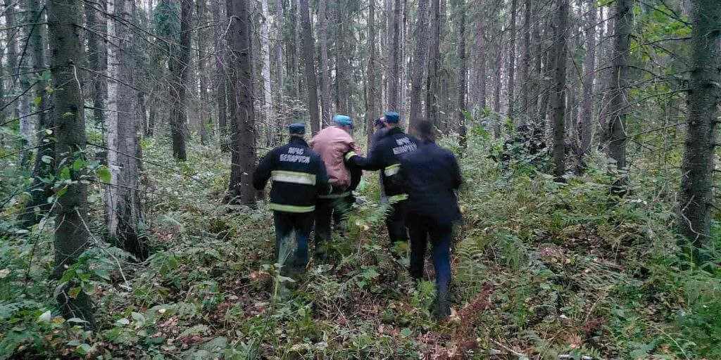 Активные пенсионеры теряются в лесах под Могилевом: 81-летнего пенсионера принесли домой сотрудники МЧС