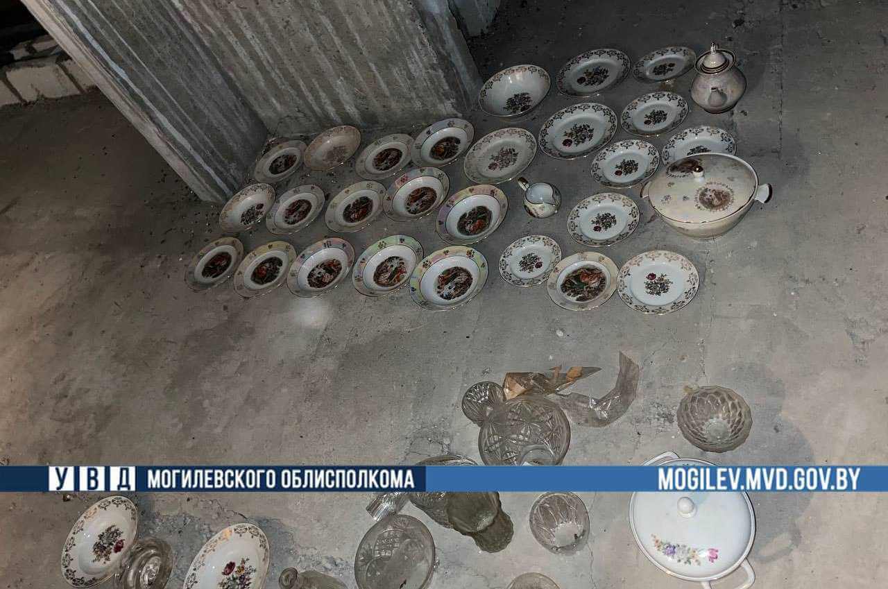 Могилевчане унесли чужие вещи со склада на сумму около 1000 рублей