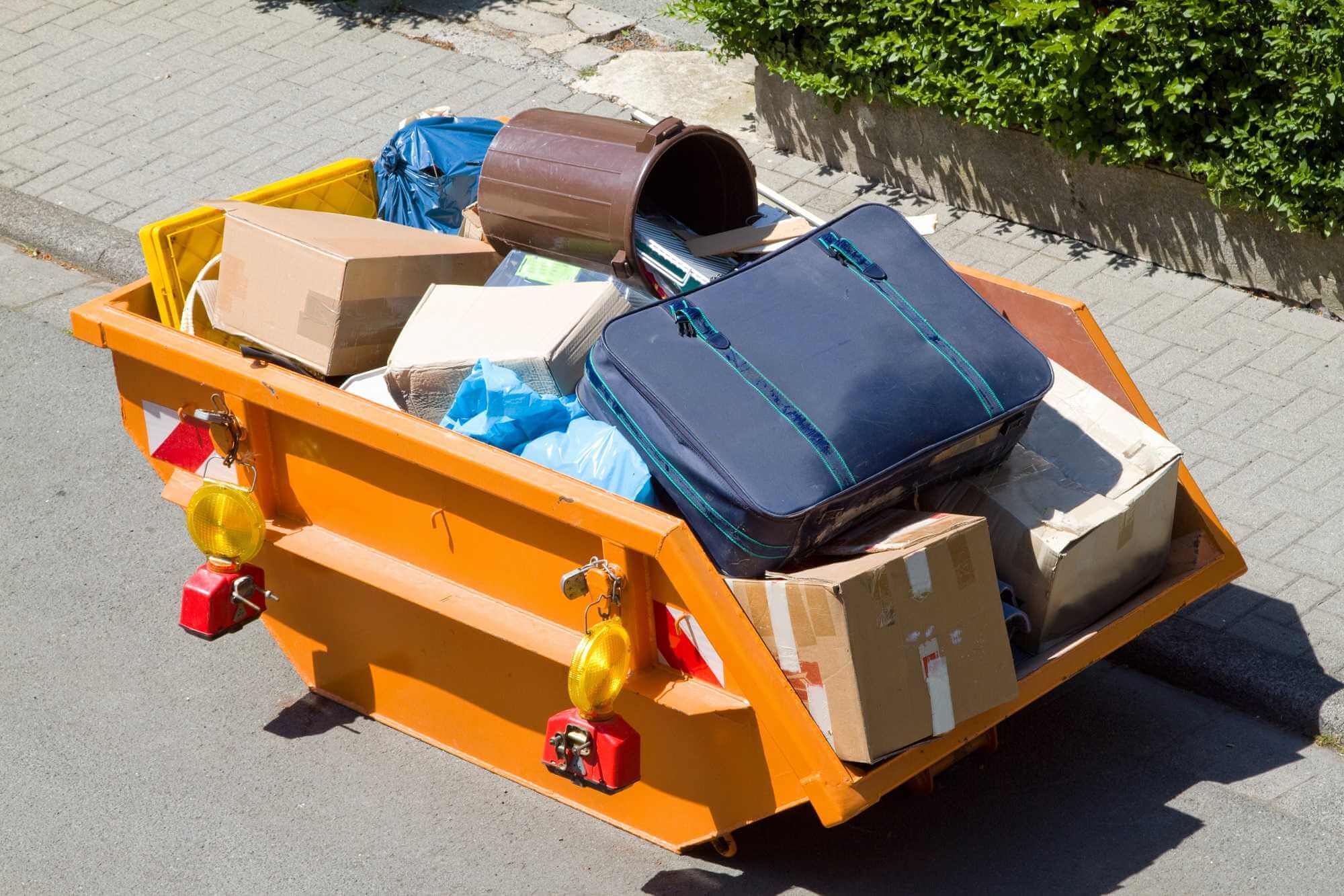 Могилевчан призывают выбрасывать крупногабаритный мусор по закону