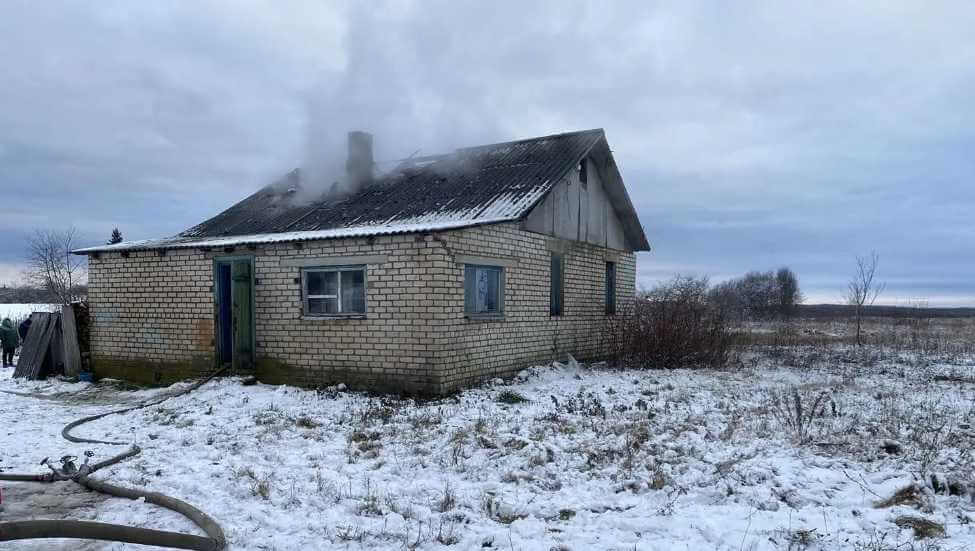 Попросил соседа протопить печь и лишился крыши над головой: в Климовичском районе горел дом