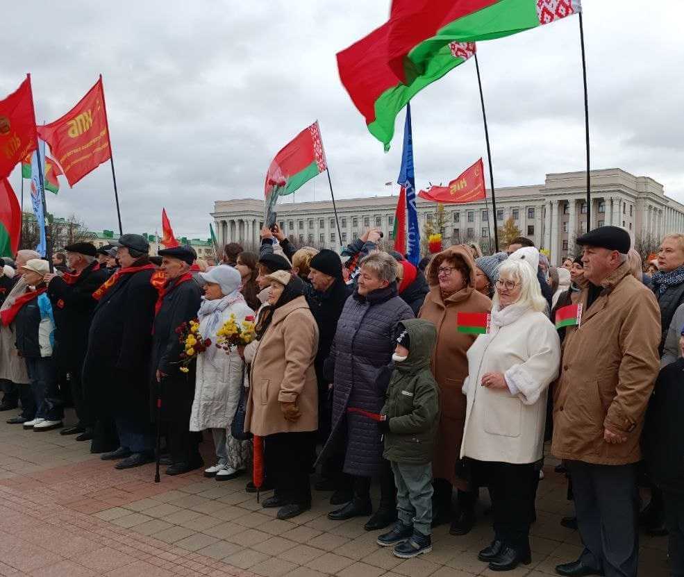 Праздничный митинг, посвященный 106-летию Великой Октябрьской социалистической революции, прошел в Могилеве!
