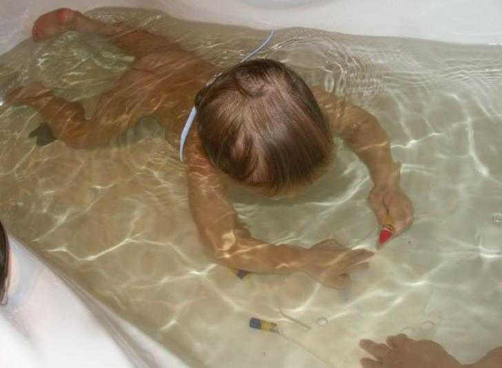 11-месячная малышка чуть не утонула в ванне: ЧП случилось в Бобруйске