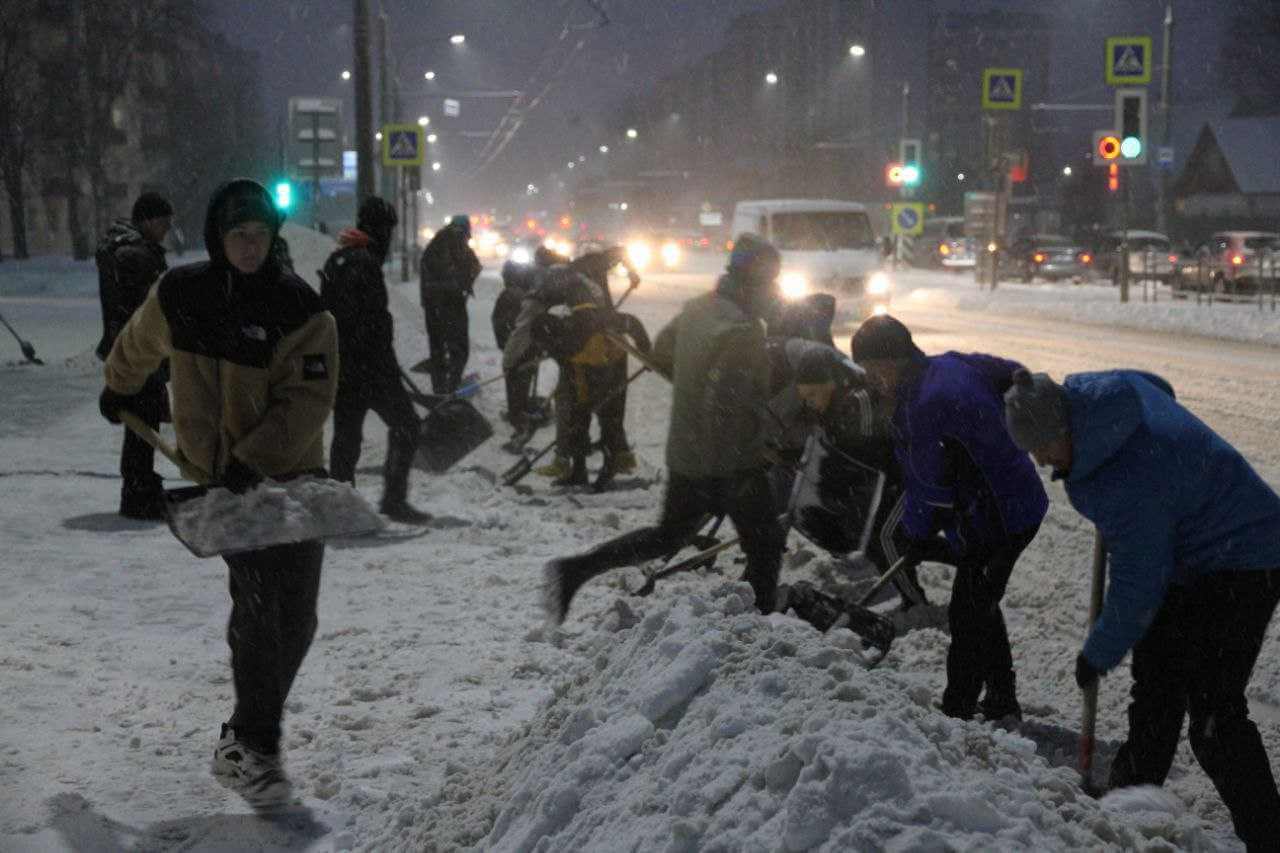 Более ста милиционеров Могилева вышло на уборку снега