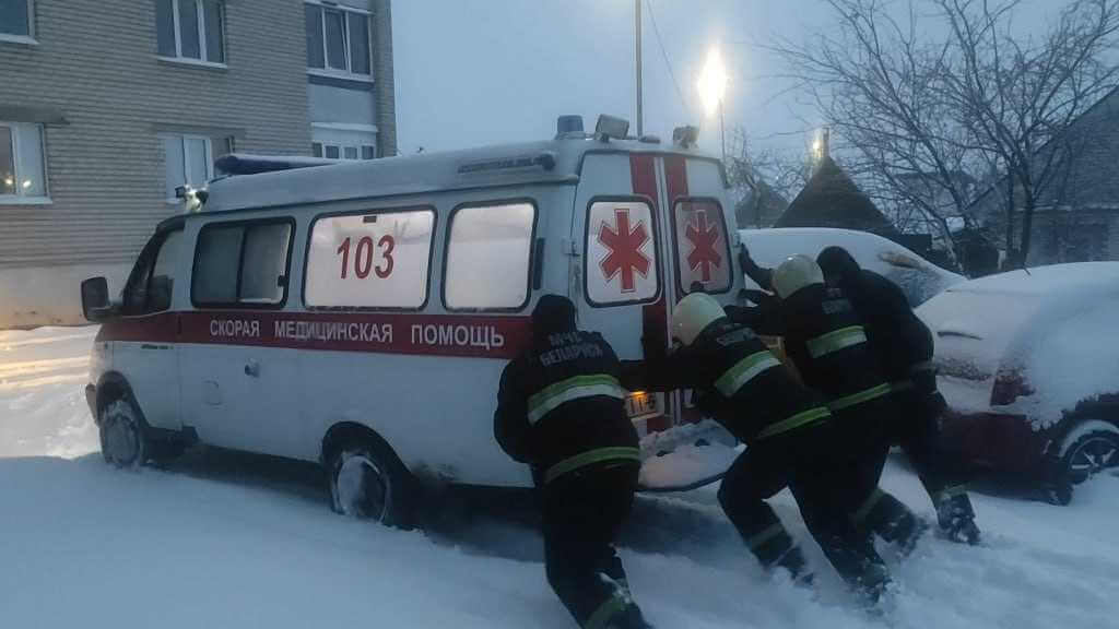 Могилевские спасатели за сутки два раза оказывали помощь медикам, машины которых застряли в снегу