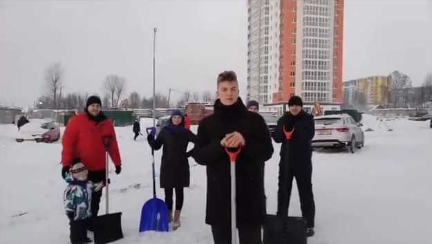 В Могилеве 17-летний парень «подбил» весь двор на уборку снега