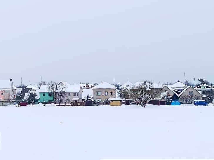 Суровая белорусская зима: в Буда-Кошелево из-за снега рухнула крыша в доме