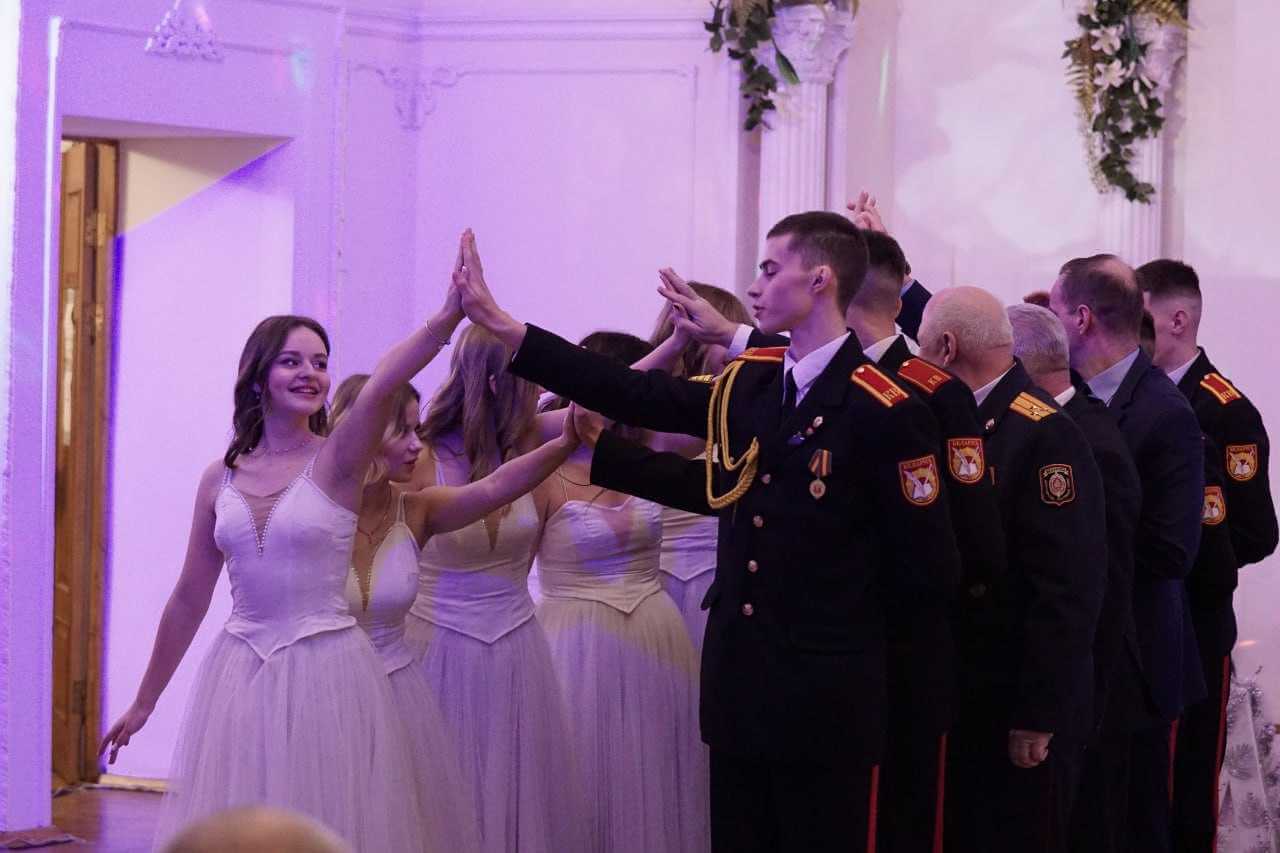 Около 20 пар закружил в танце Рождественский кадетский бал в Могилеве