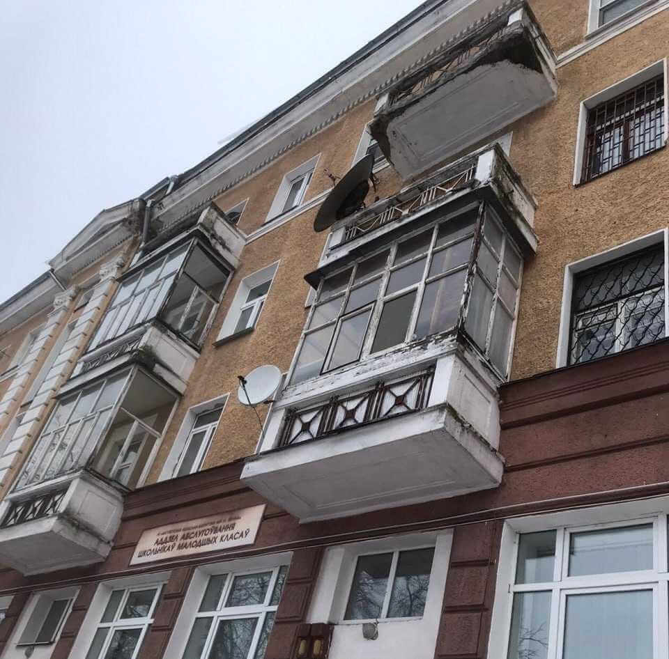 Часть балкона упала на тротуар перед детской библиотекой в Могилеве