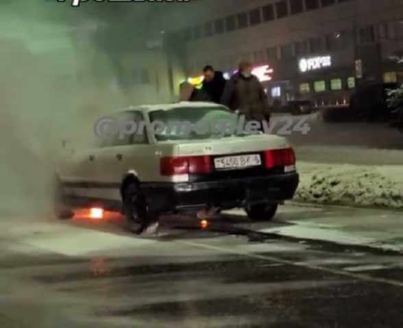 В Могилеве на ул Якубовского загорелся автомобиль