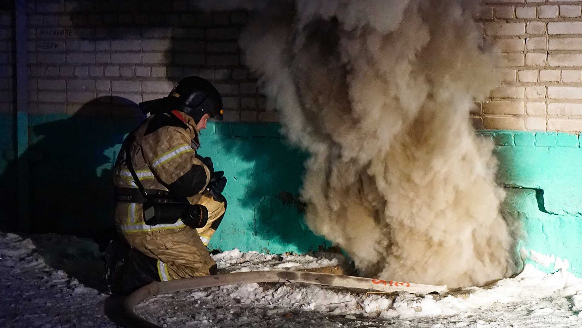 В Бобруйске загорелся подвал многоэтажки — спасатели эвакуировали 9 жильцов дома, не обошлось без пострадавших