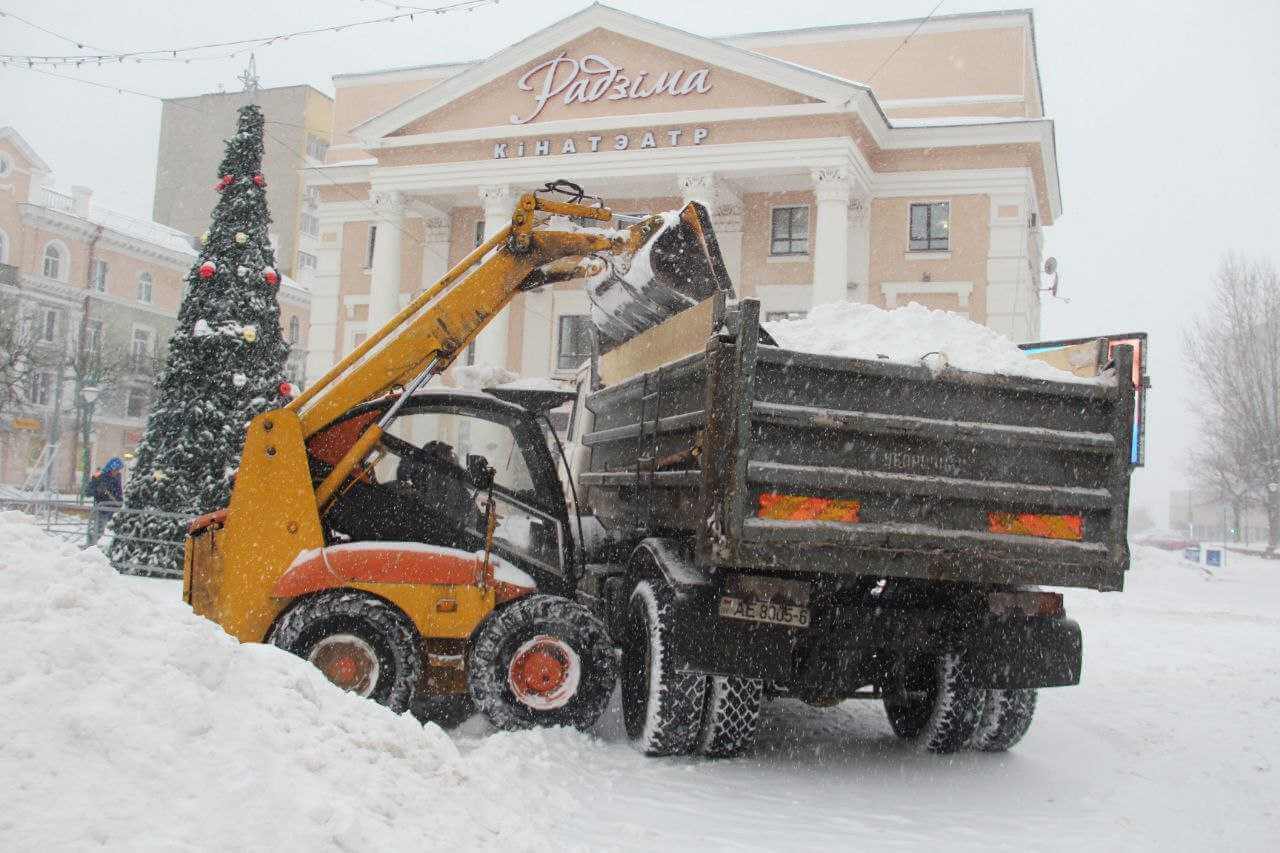 Снегопад в Могилеве добавил коммунальным службам работы
