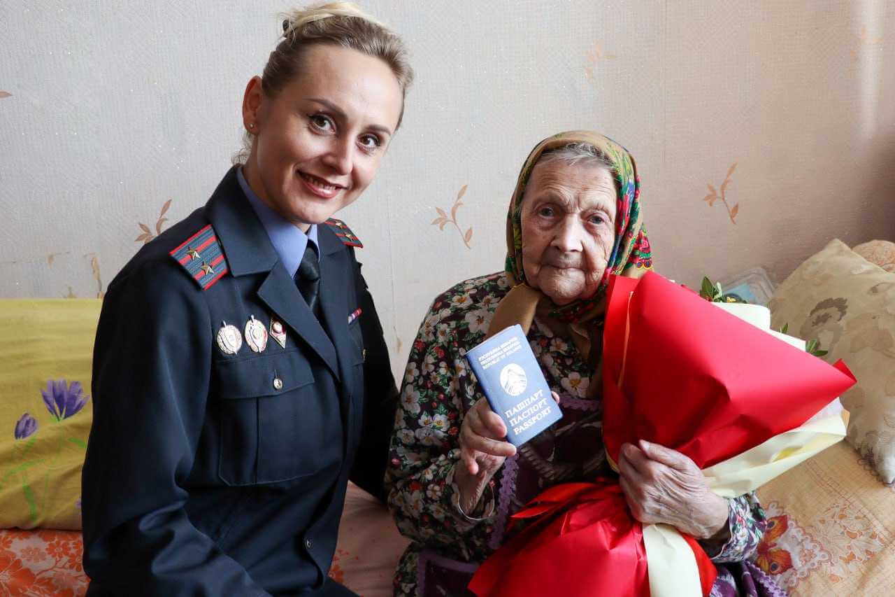 100-летний юбилей: милиционеры вручили жительнице Бобруйска новый паспорт