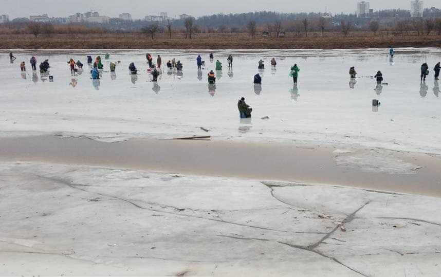 На Фатинском заливе в Могилеве десятки рыбаков вышли на тающий лед
