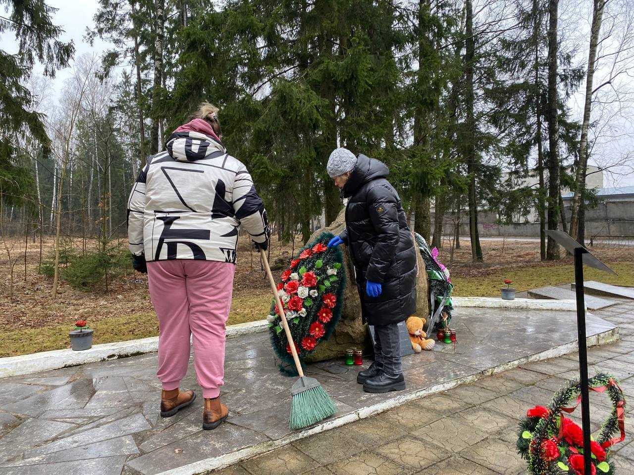 Трудовой десант Ленинского района вышел сегодня на Братскую могилу мирных  жителей » MASHEKA - информационный портал Могилёва. Новости Могилева,  интервью с могилевчанами