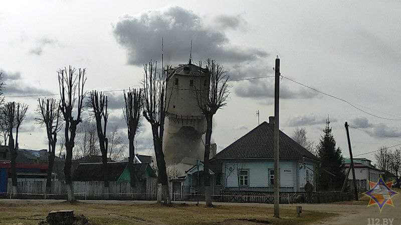 Взрывотехники МЧС снесли водонапорную башню в Климовичах - видео